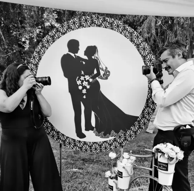 Debbie y Gonzalo, fotógrafos de DG Fotografías, trabajando en un matrimonio